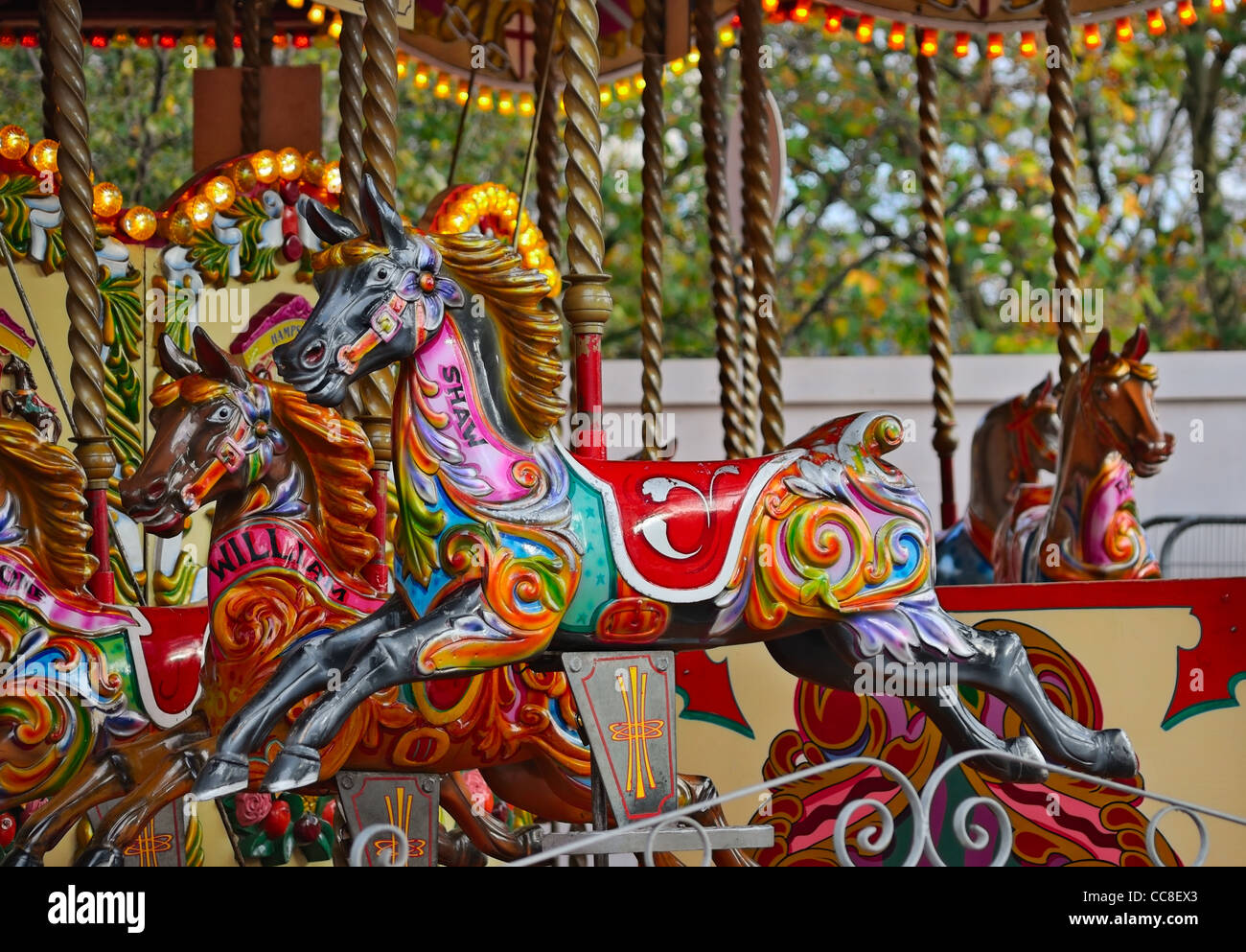 Les chevaux du Carrousel sur un traditionnel Fun Fair Ride Banque D'Images