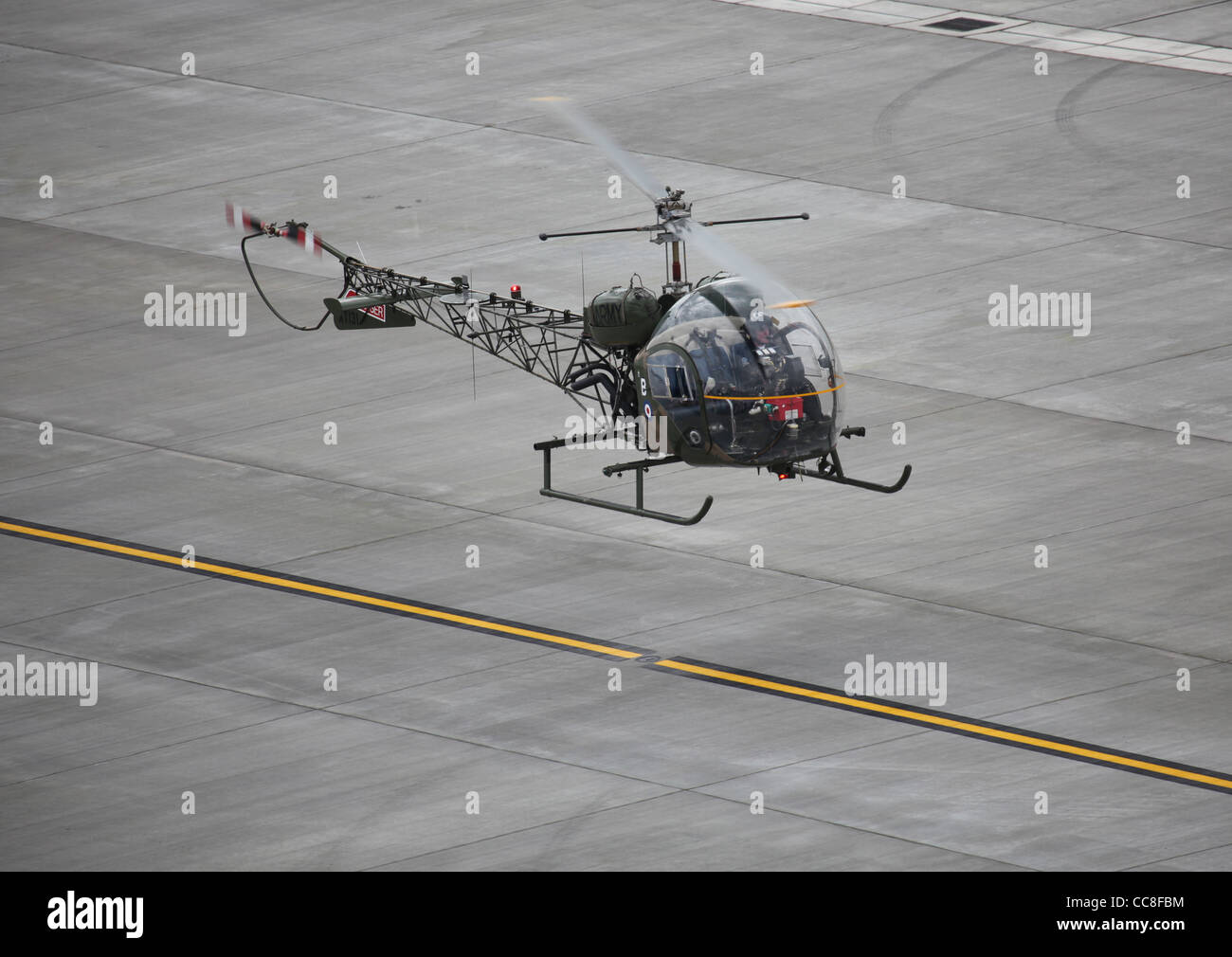 Historique de l'armée d'un aéronef en vol Agusta Bell Sioux AH Mk I - XT131 Hélicoptère à Farnborough 2010 Banque D'Images