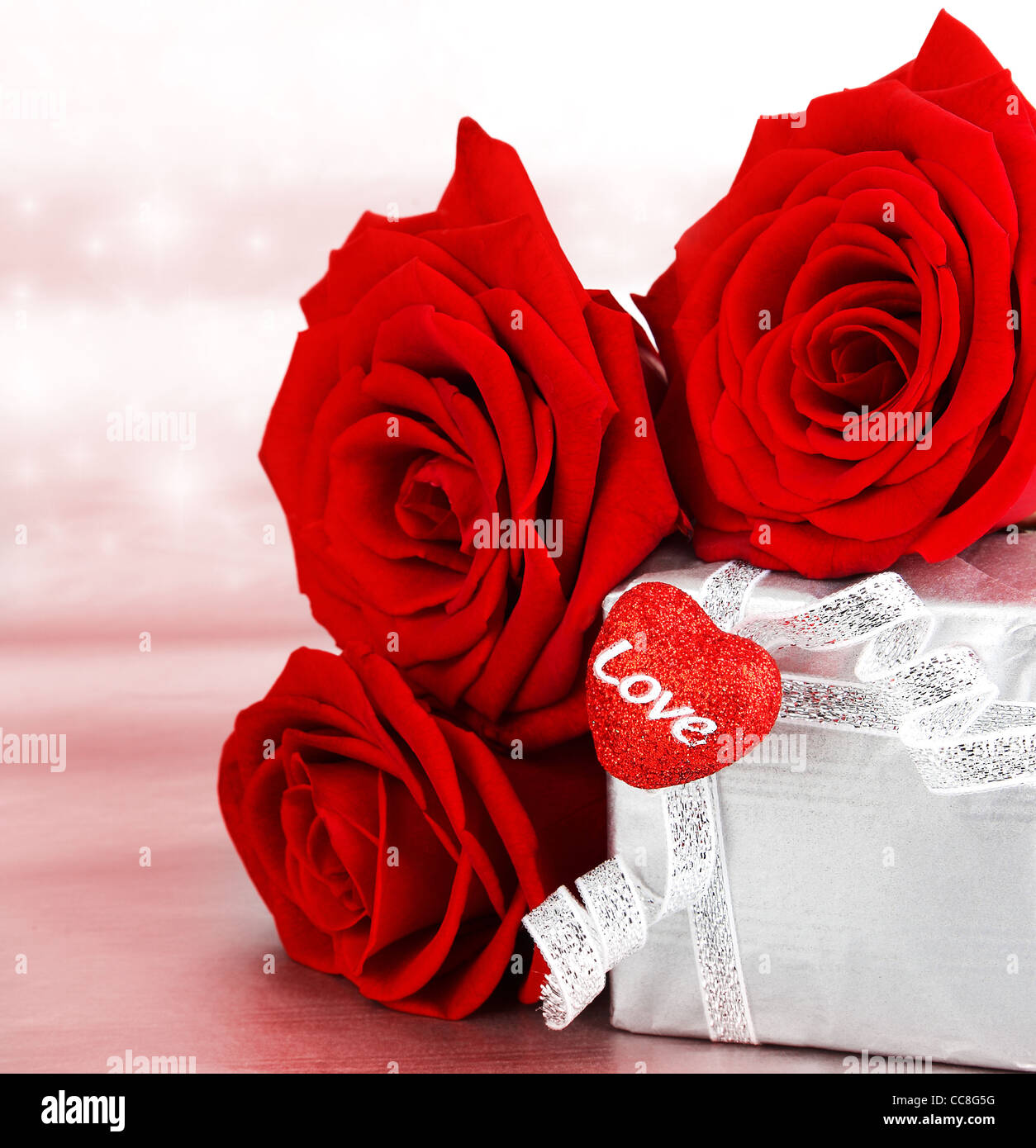 Cadeau romantique & roses rouges, isolé sur fond rose, love concept Photo  Stock - Alamy