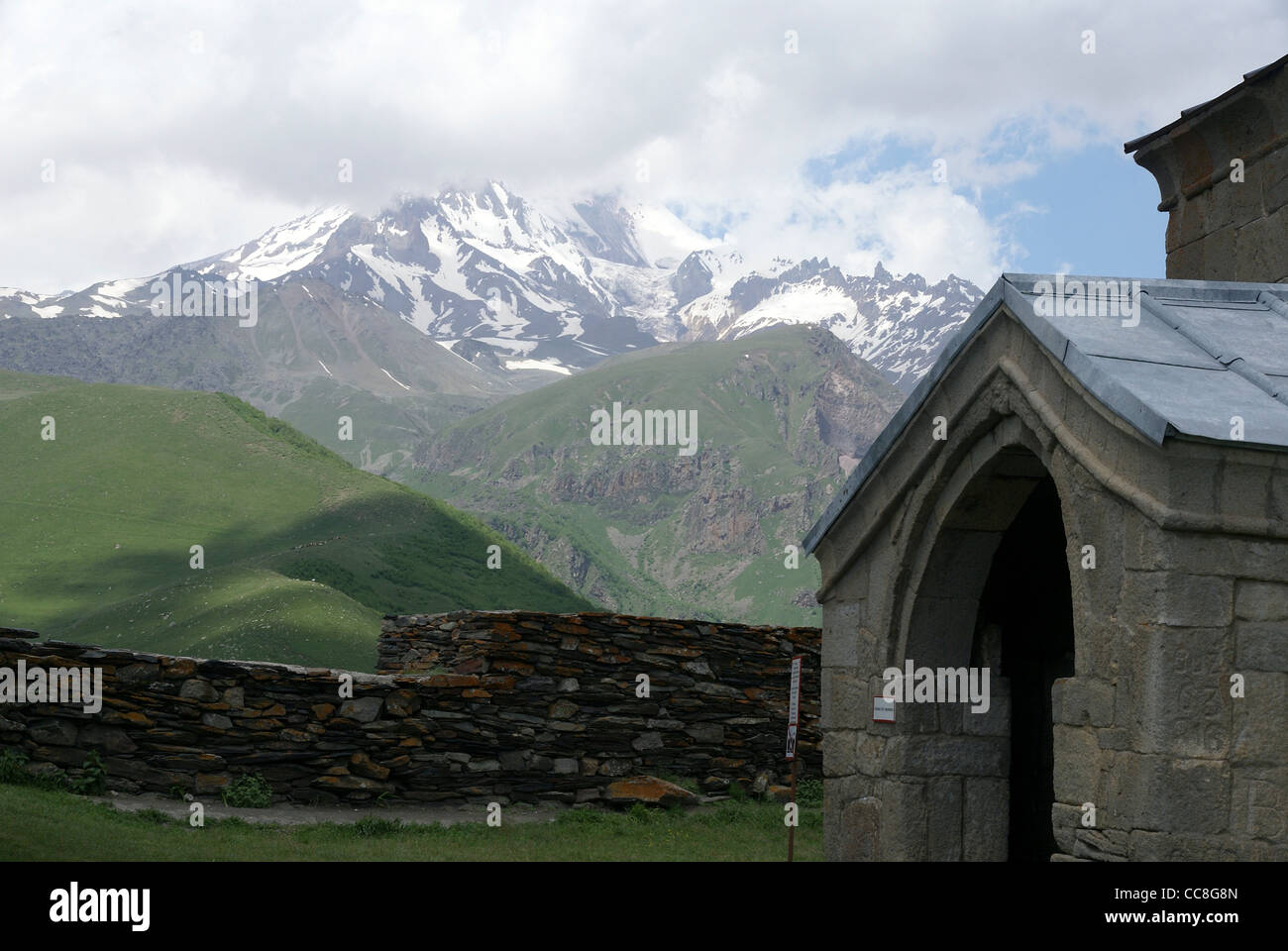 La Géorgie, 14e siècle, l'église de trinité Gergeti (Tsminda Sameba) Église sainte trinité Gergeti près du village de Banque D'Images