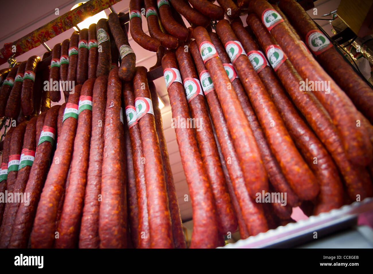 Saucisses hongroises en vente sur un marché Banque D'Images