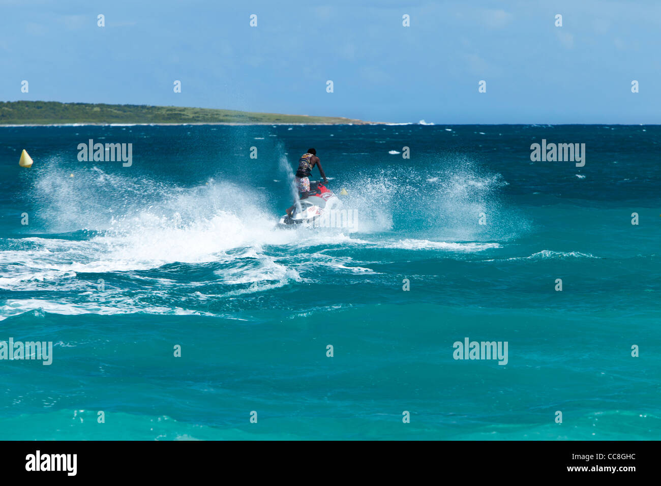 Jet-ski au large de la Plage Orient Saint-Martin, French West Indies Banque D'Images