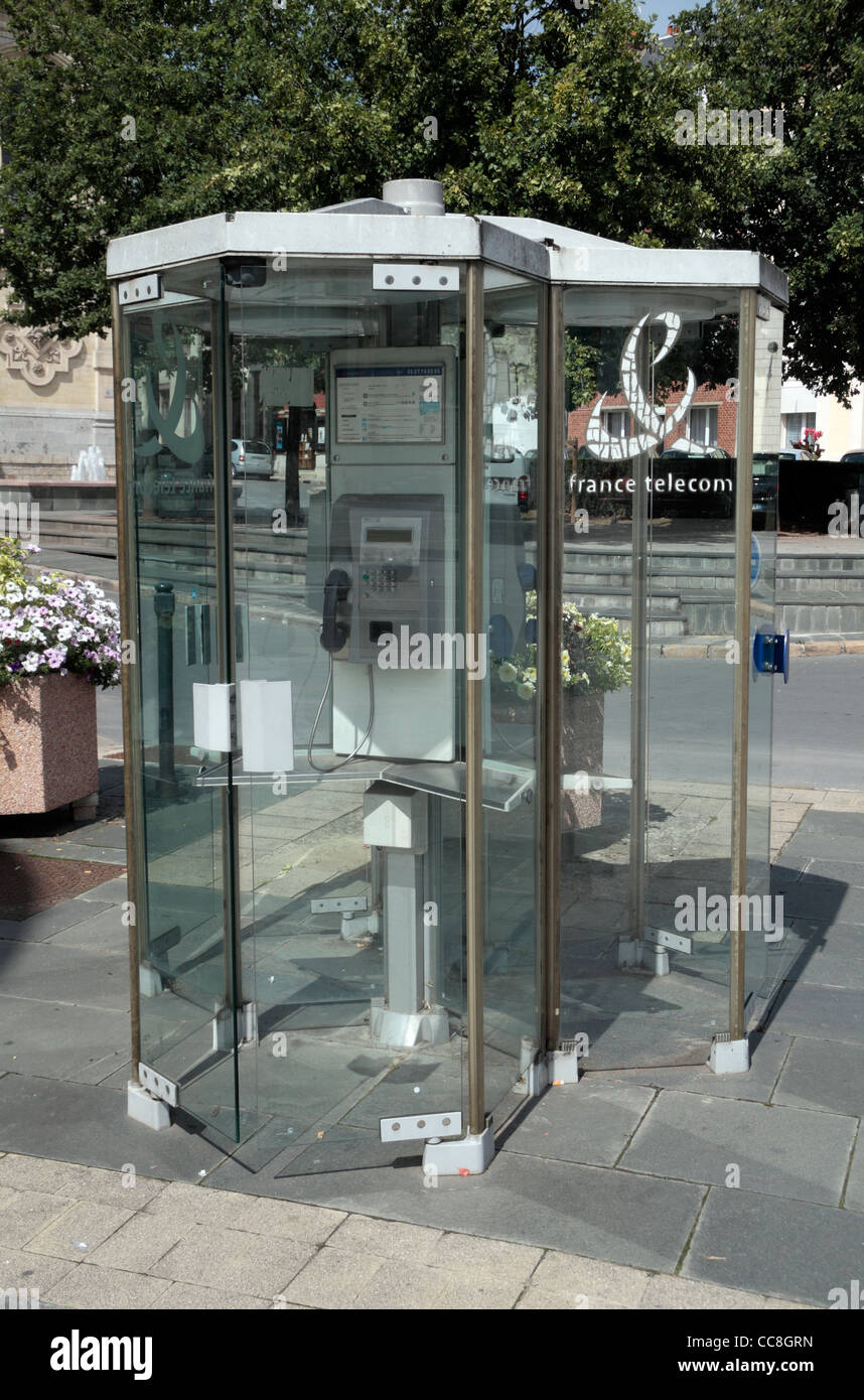 Un verre de télécommunications français téléphone fort à Cambrai, Nord, France. Banque D'Images