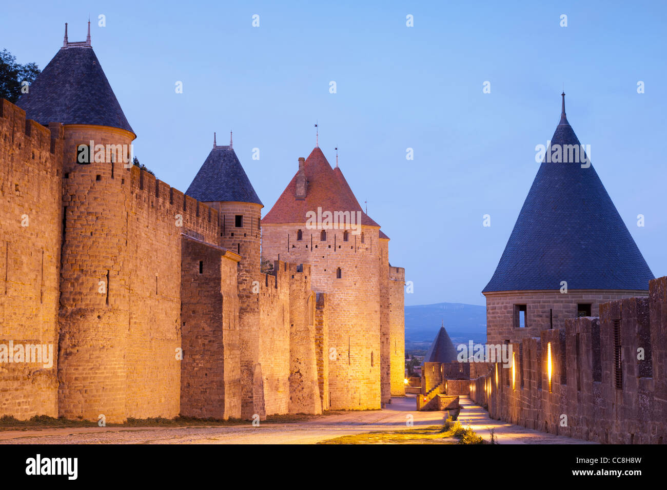 Remparts de la ville de Carcassonne au crépuscule. Ce cliché pris dans entre les deux ensembles de murs. Banque D'Images