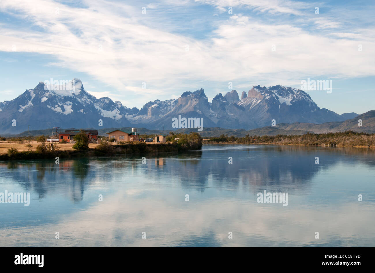 Vue sur le Massif de Paine avec Rio Serrano en premier plan, le Parc National Torres del Paine, Chili Banque D'Images