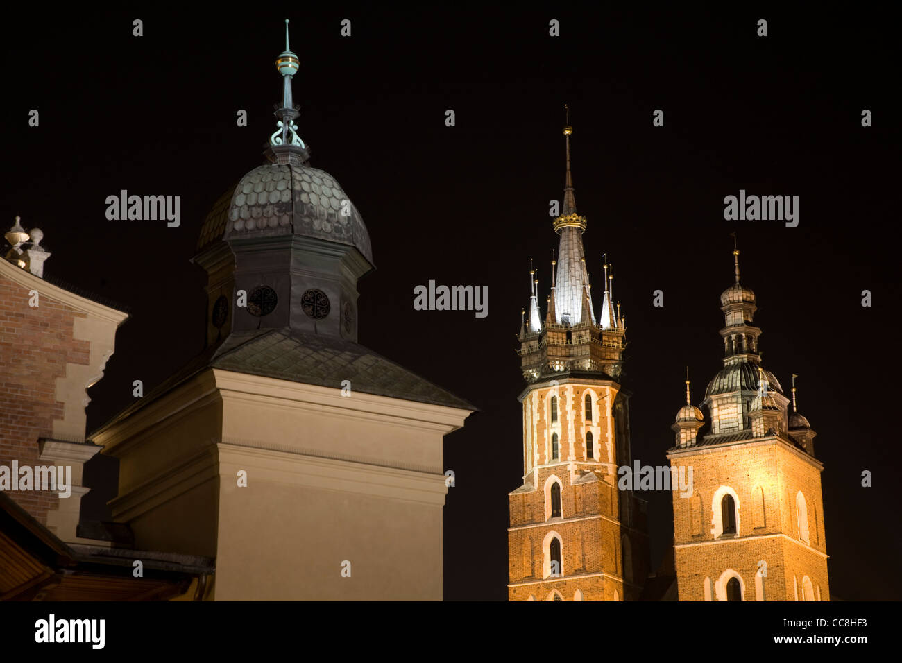 La Halle aux Draps, Place du marché, Cracovie, (Rynek Glowny), et la Basilique Sainte-Marie de Cracovie, Pologne Banque D'Images