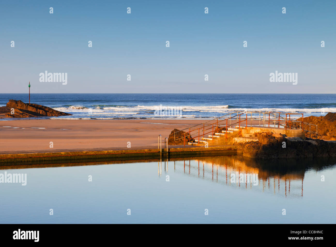 Le bassin de baignade d'eau de mer à Bude, Cornwall, Angleterre, sur un beau matin d'octobre, juste après le lever du soleil. Banque D'Images