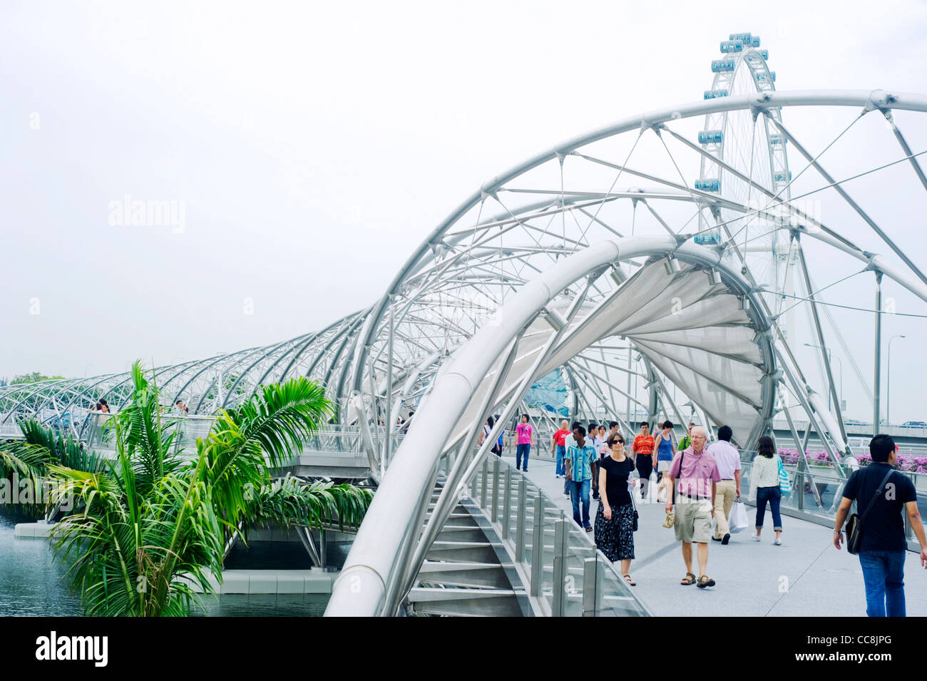 L'Helix Bridge , précédemment connu sous le nom de Double Helix Bridge , est un pont piétonnier qui relie la Marina avec Marina South Banque D'Images