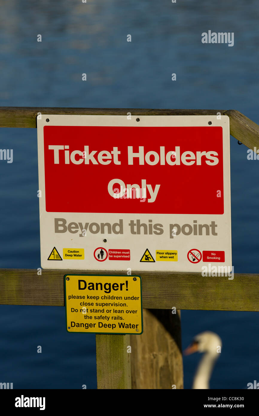 Le Signe de danger sur Bowness Pier Les titulaires de billets seulement au-delà de ce point Sign Banque D'Images