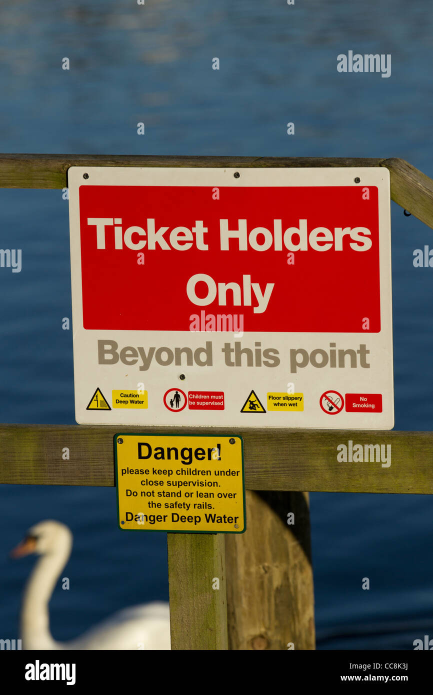 Le Signe de danger sur Bowness Pier Les titulaires de billets seulement au-delà de ce point Sign Banque D'Images