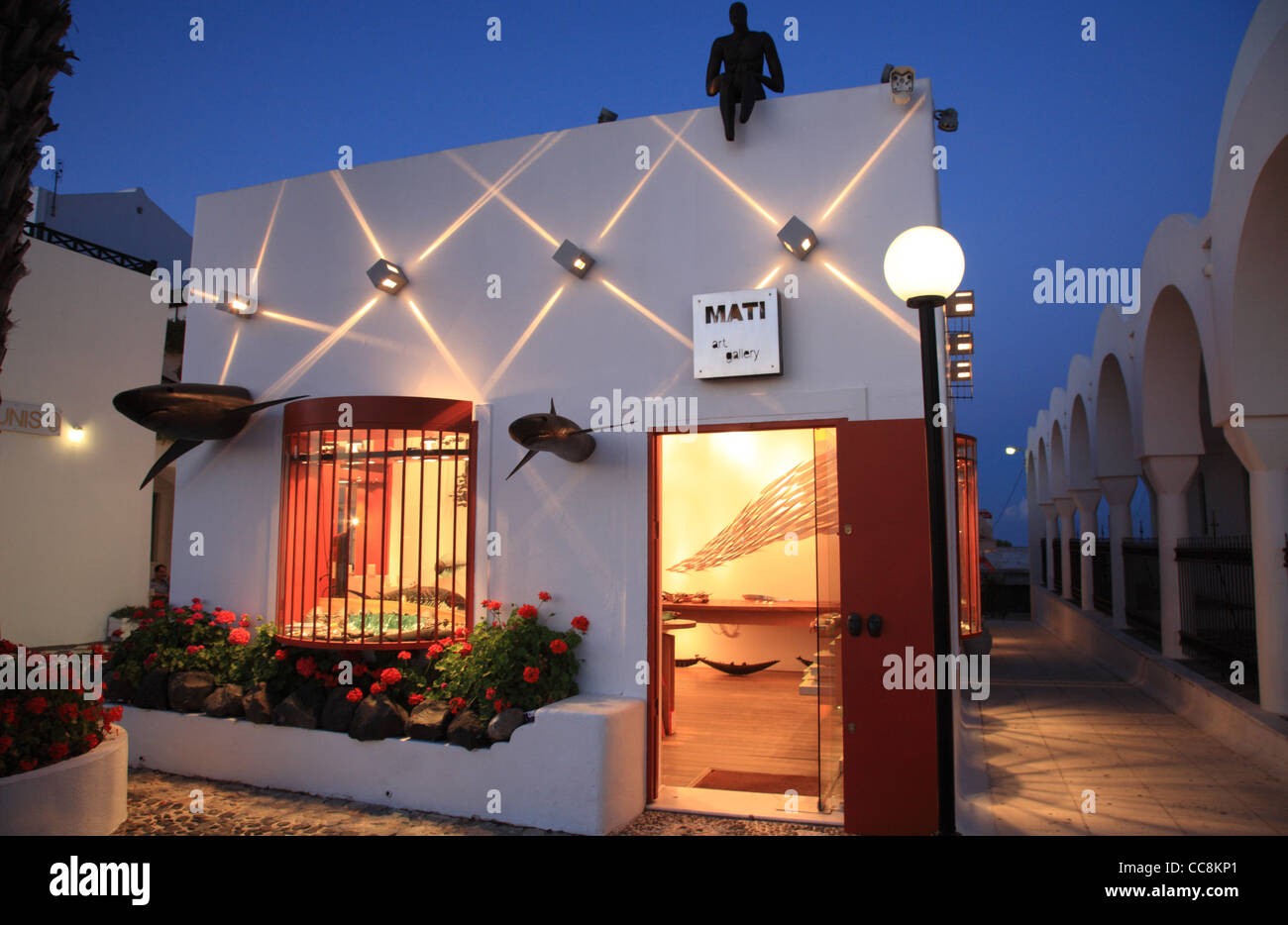 Galerie d'art studio ou au coucher du soleil ou en fin de soirée (remarque la statue assise sur le toit), Thira, Santorin, Cyclades, Grèce Banque D'Images