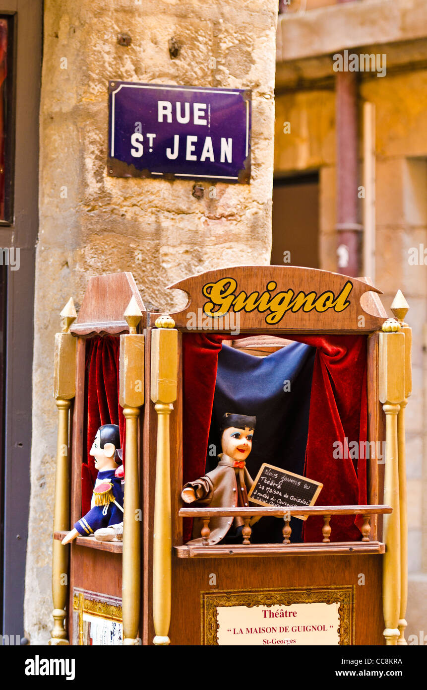 Plaque de rue et de marionnettes Guignol, dans la vieille ville de Vieux Lyon, France (Site du patrimoine mondial de l'UNESCO) Banque D'Images