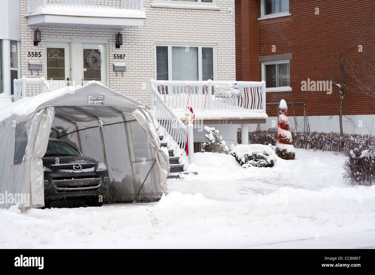 A L Interieur D Un Abri Voiture Pendant Un Jour D Hiver A Montreal Quebec Canada Photo Stock Alamy