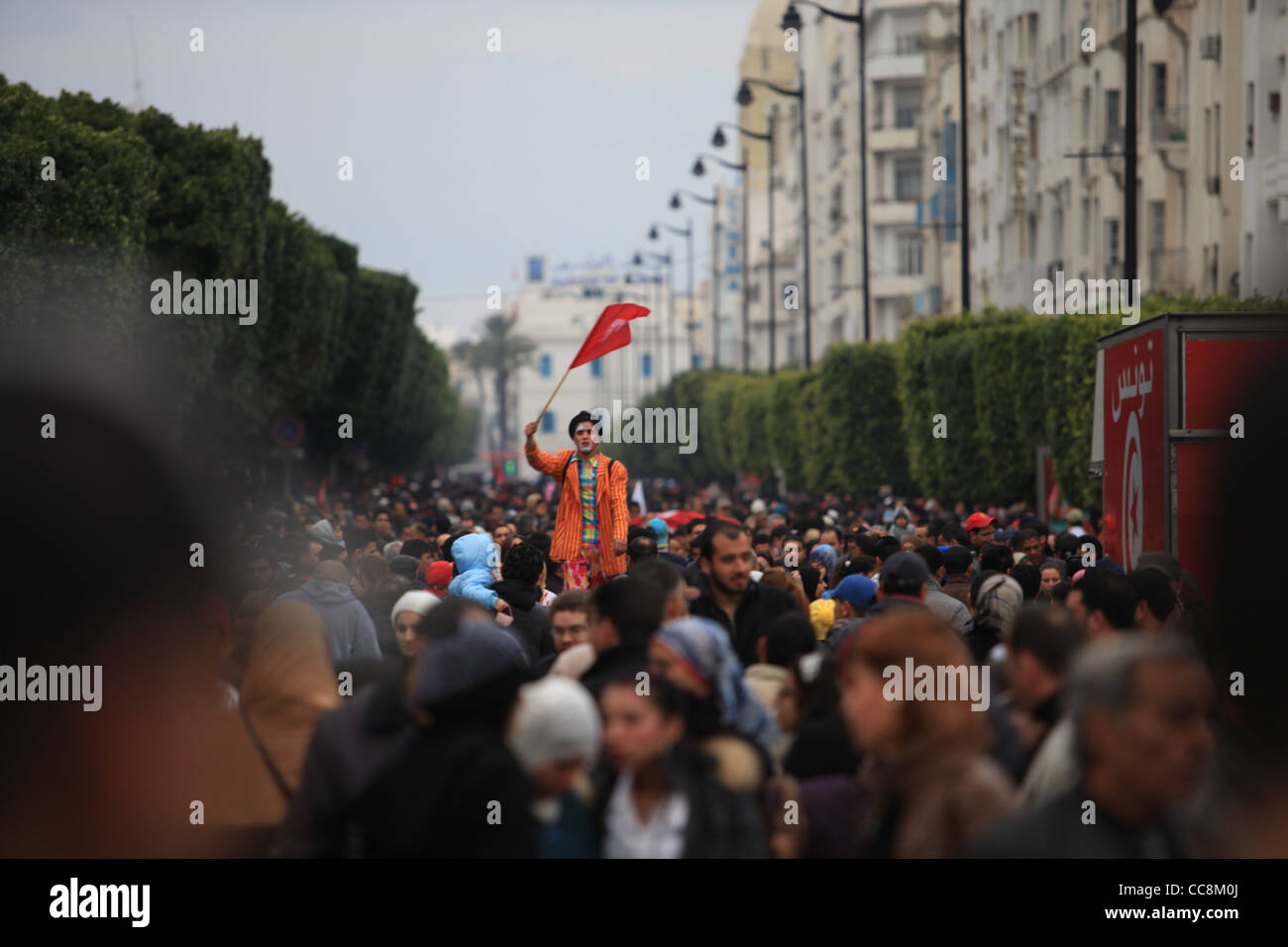 Clown tenant le drapeau tunisien dans le 14 janvier 2012 Célébration de la révolution tunisienne. Banque D'Images