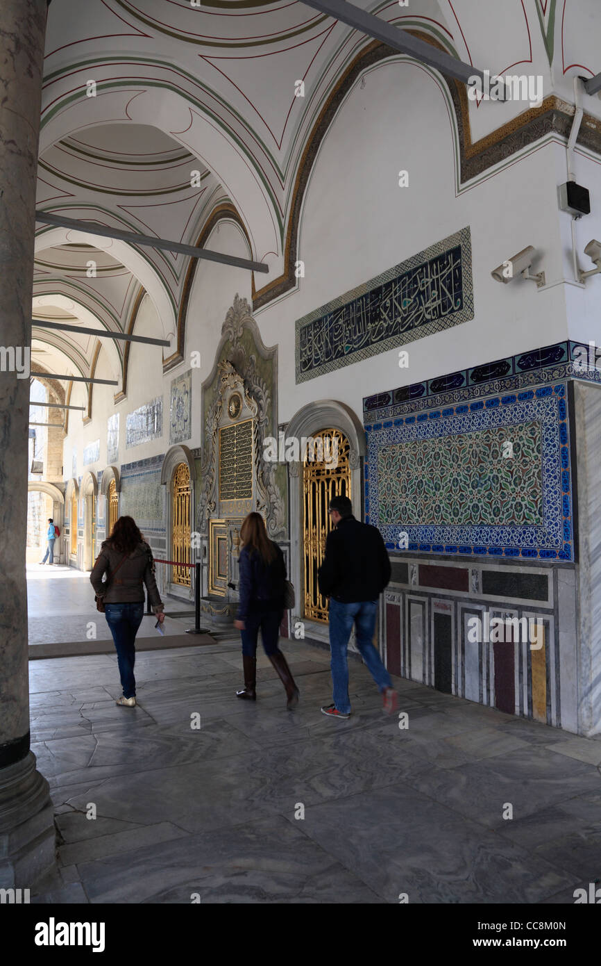 Les touristes explorant le palais de Topkapi Istanbul Banque D'Images