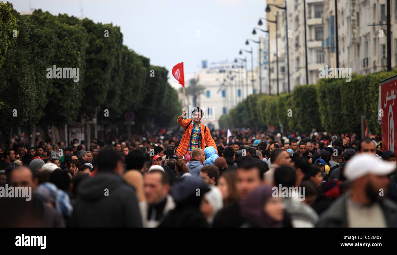 Clown tenant le drapeau tunisien dans le 14 janvier 2012 Célébration de la révolution tunisienne. Banque D'Images