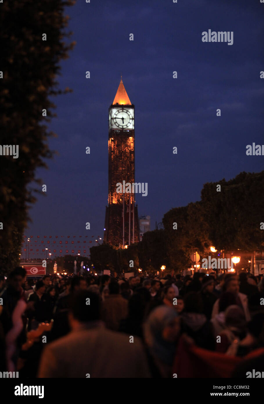 Les gens, les points de repère, Tunis, Tunisie, révolution, célébration, foule, nuit, vue, ville, ciel, bleu, temps, regarder, Banque D'Images