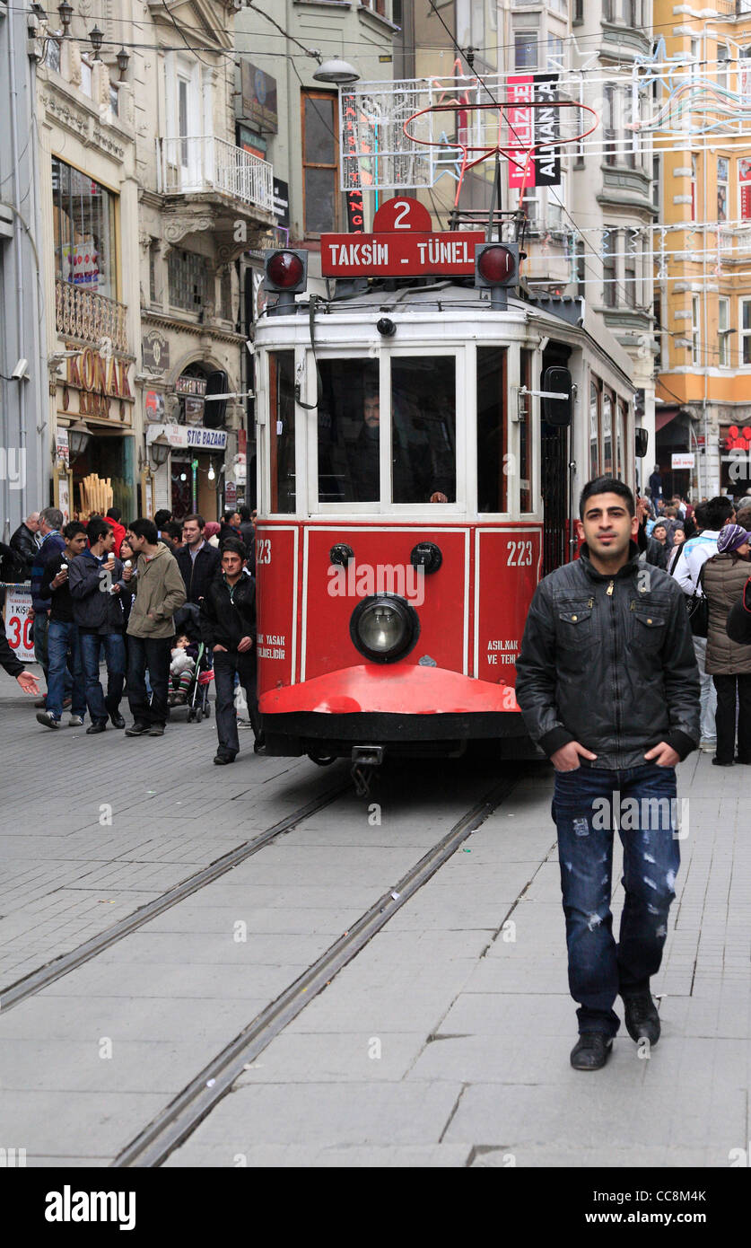 Ancien Tramway tünel taksin dans le quartier de Galata Antique d'Istanbul tram travaille encore les transports publics dans le quartier commercial Banque D'Images