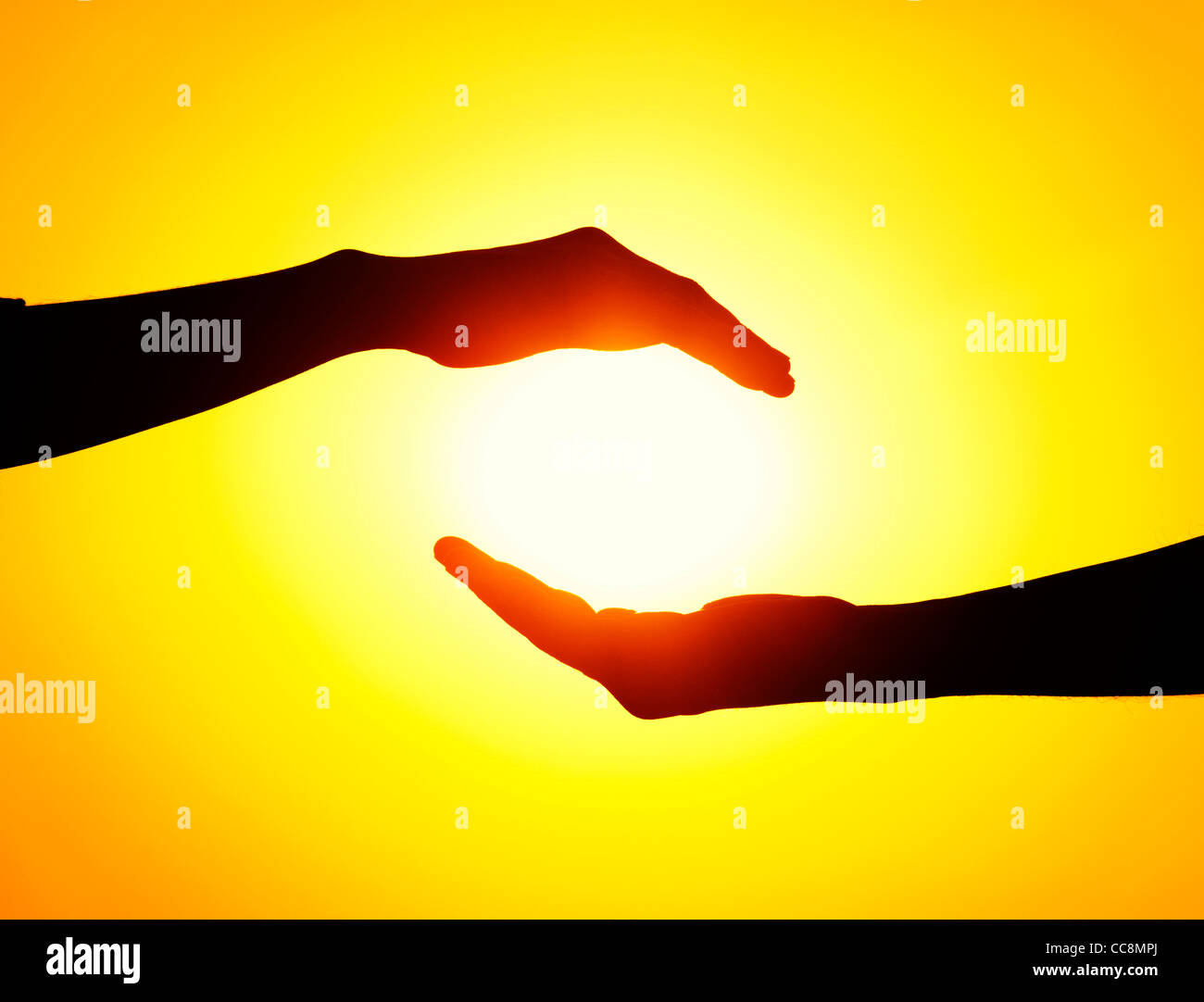 L'homme Indien et indienne mains tenant le soleil. Silhouette. L'Inde Banque D'Images