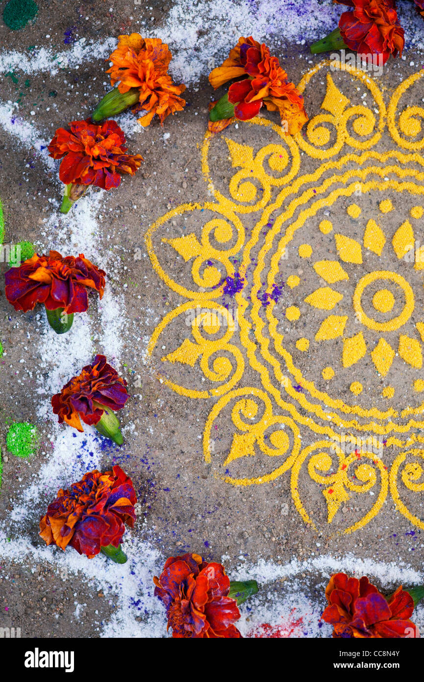 Rangoli poudre colorée et design festival de pétales de fleurs dans une rue. L'Andhra Pradesh, Inde Banque D'Images