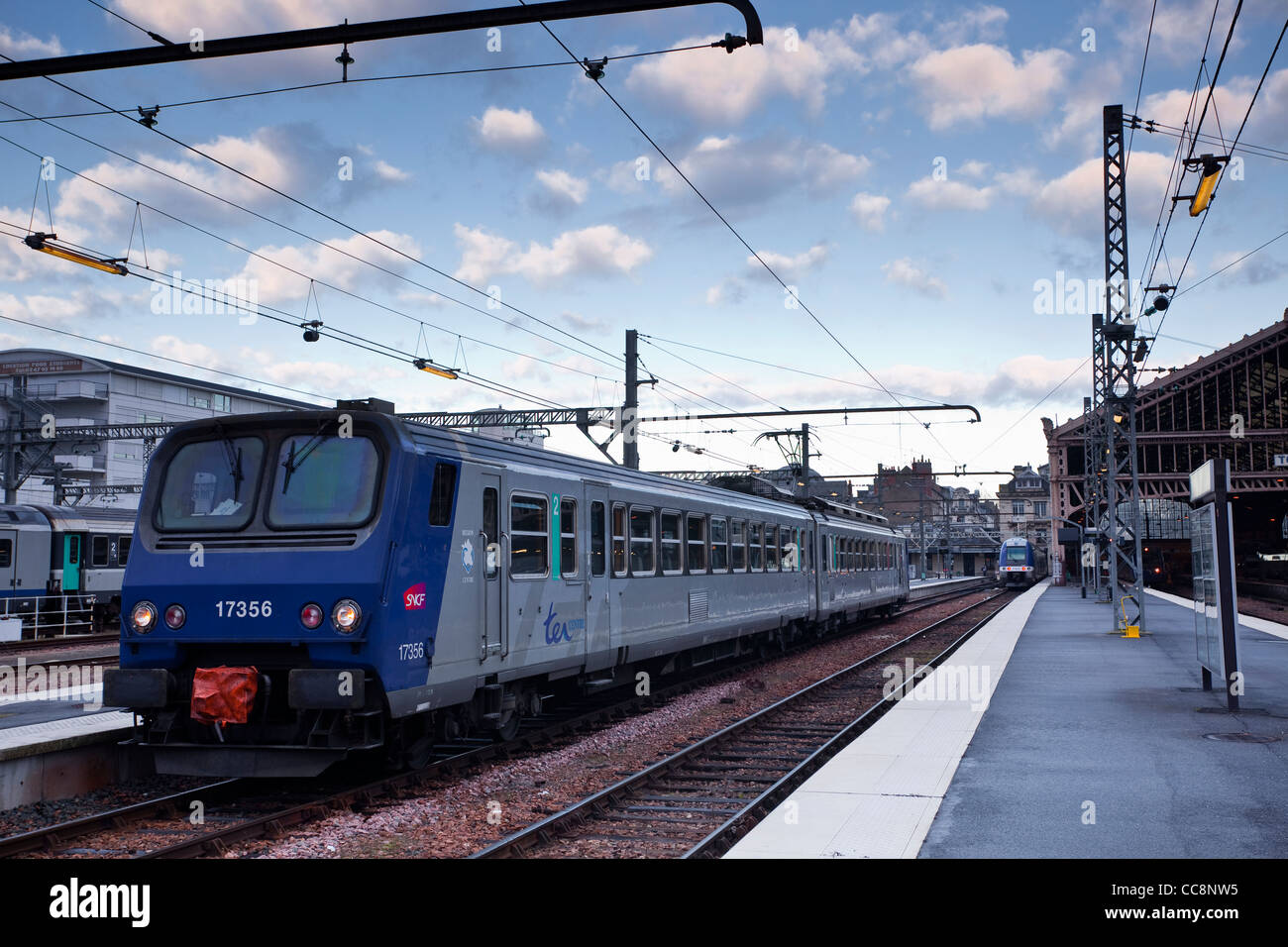 Un train français attend à Tours de France. Banque D'Images
