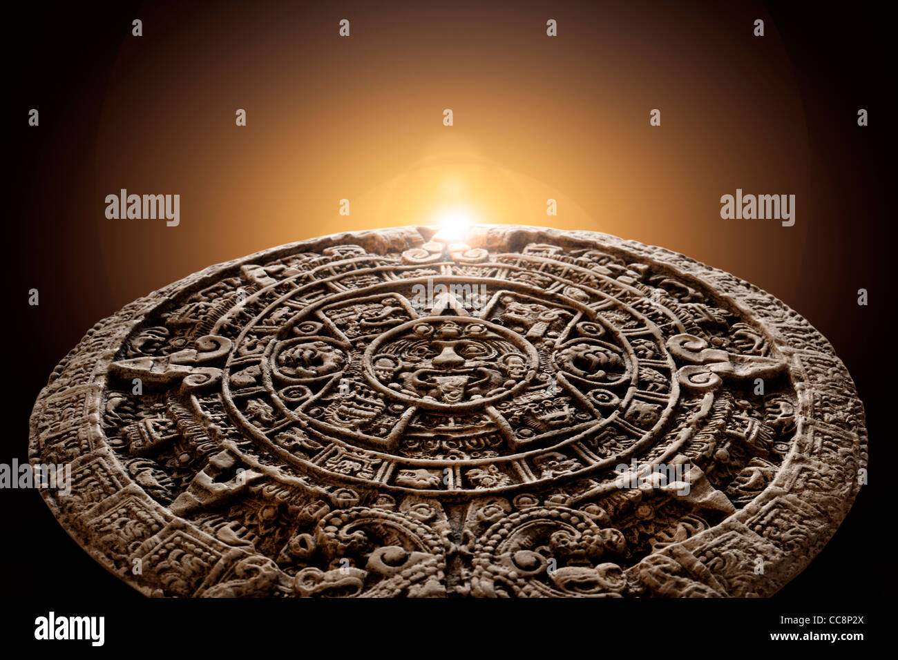 Calendrier maya avec la tablette en pierre de soleil ou à la hausse dans l'arrière-plan. cut out Banque D'Images