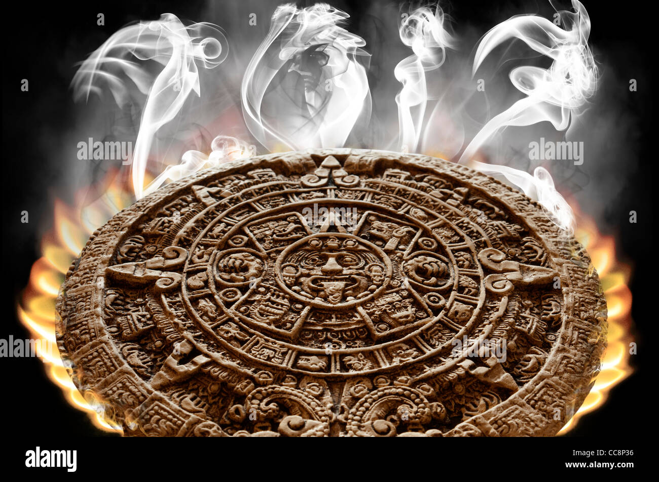 Calendrier Maya apocalyptique sur le feu avec la fumée s'élevant de sa surface et 2012 écrit dans la fumée . Sur fond noir. Isolé Banque D'Images
