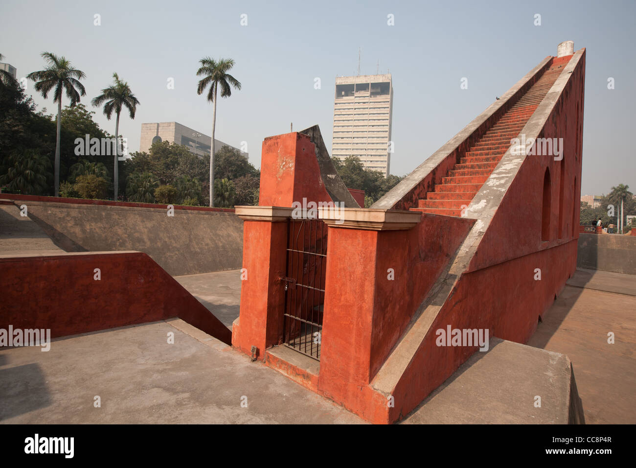 Le Jantar Mantar observatoire scientifique, construit à partir de 1724 par le Maharaja Jai Singh II, près de Connaught Place, à New Delhi, en Inde. Banque D'Images