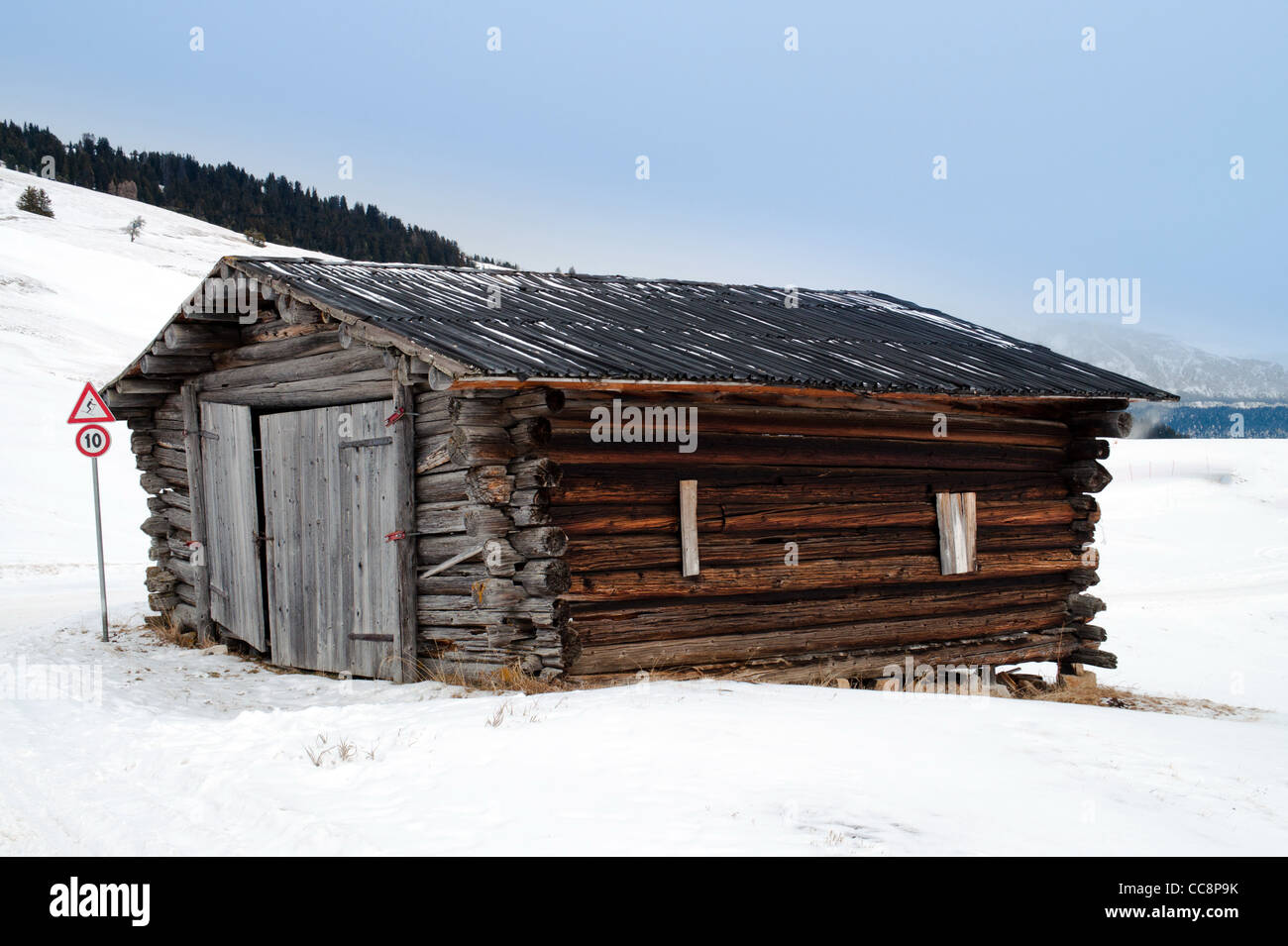 Parler de l'hiver dans la neige blanche cottage Banque D'Images