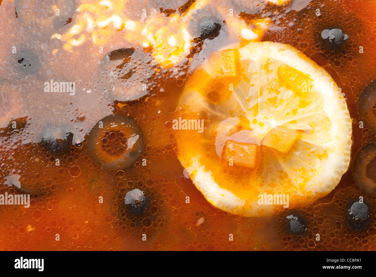 Soupe à la viande avec ofoschami et olives. Arrière-plan de l'alimentation Banque D'Images