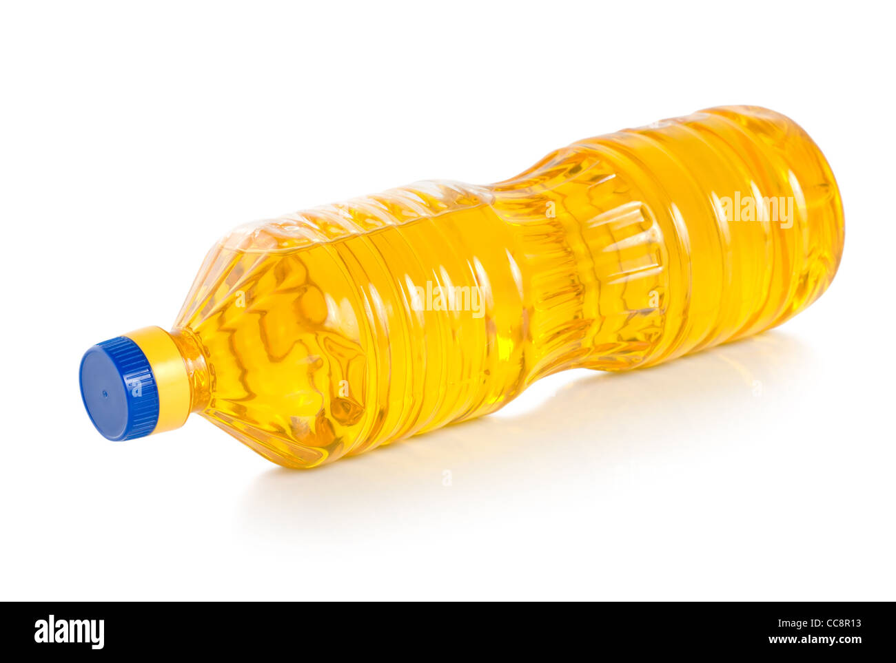 L'huile végétale en bouteille en plastique isolé sur fond blanc Banque D'Images