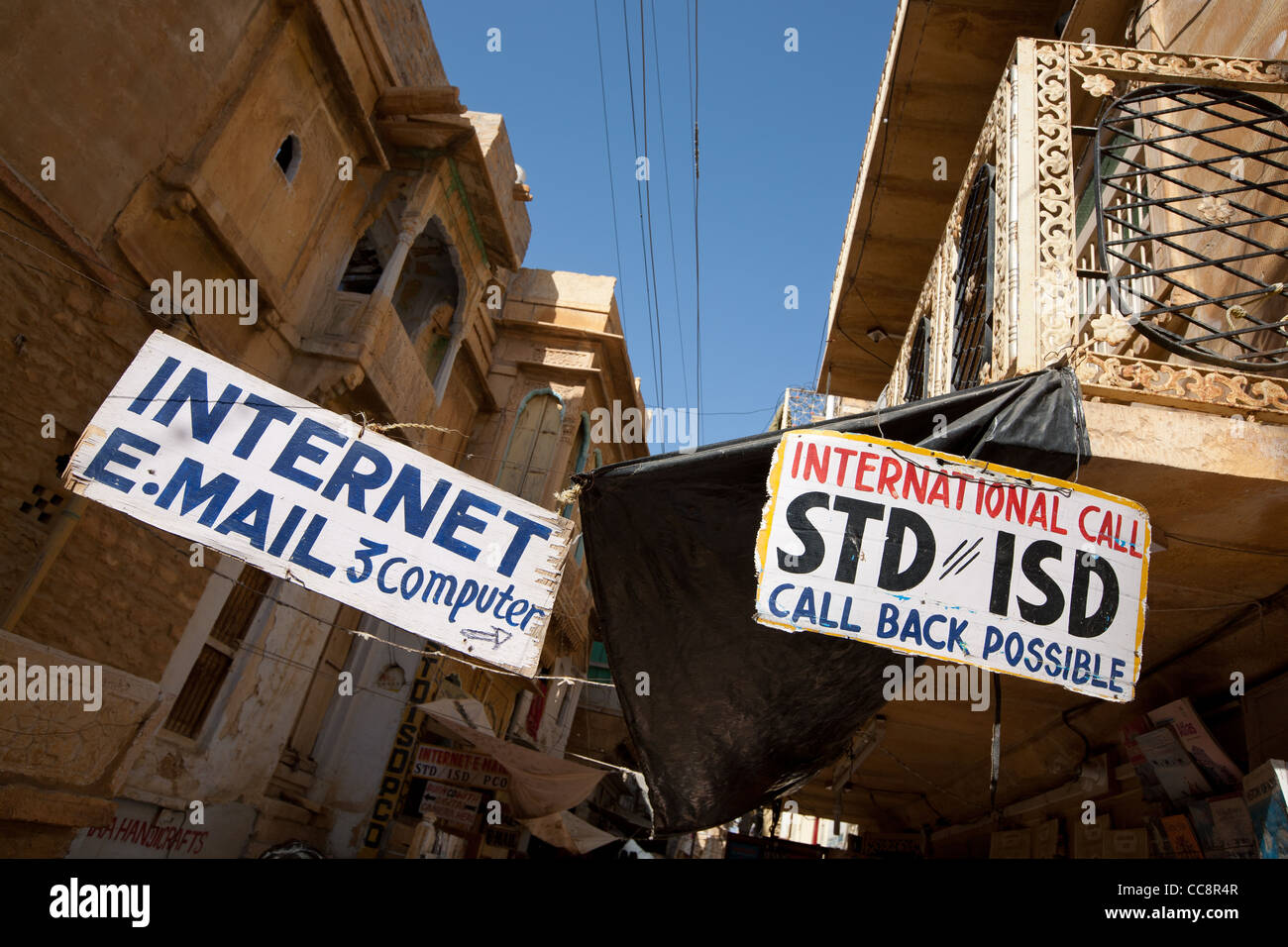 Signe de la publicité pour internet et l'accès au courrier électronique, et l'appel téléphonique, fort de Jaisalmer, dans le Rajasthan, Inde. Banque D'Images