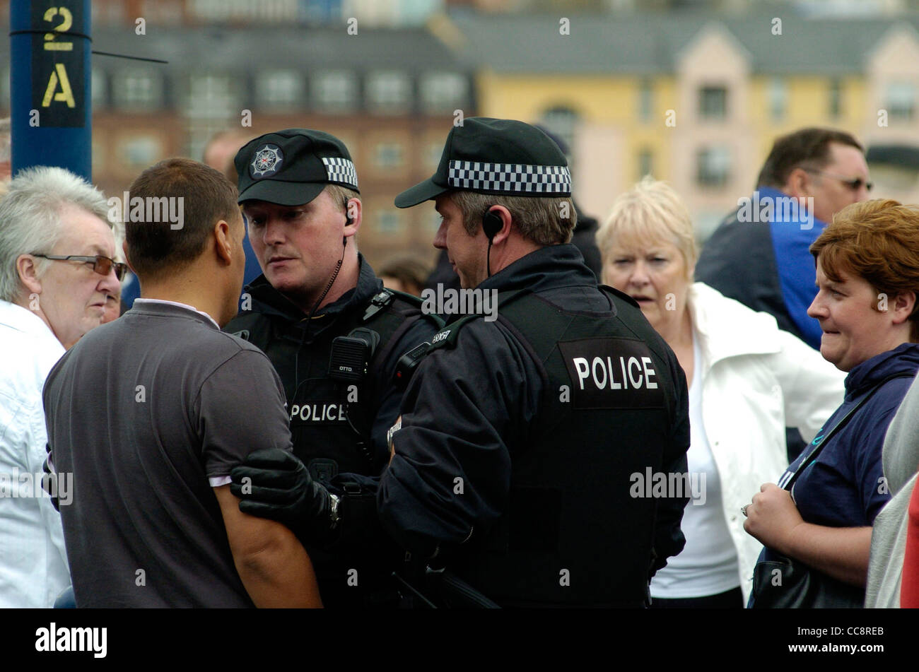 Agents PSNI arrêter un homme à l'assemblée annuelle de l'Apprenti Les Garçons de Derry, à Londonderry, en Irlande du Nord, Royaume-Uni Banque D'Images