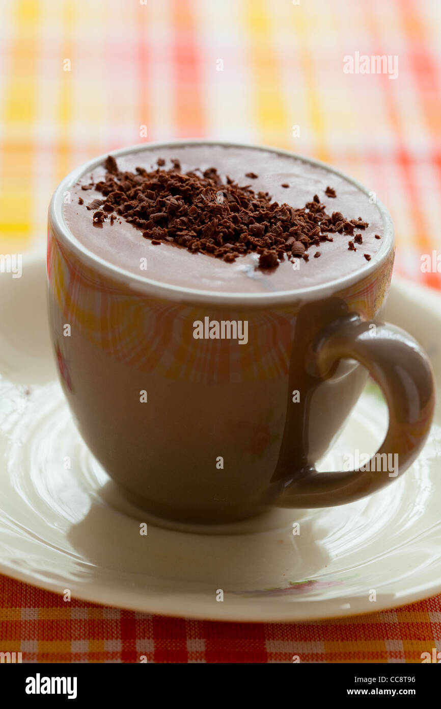 Close-up de délicieux chocolat chaud avec des vermicelles de chocolat Banque D'Images