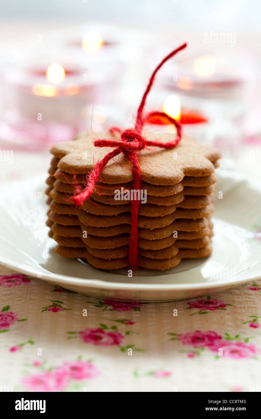Close-up of delicious Christmas gingerbread cookies avec des bougies Banque D'Images