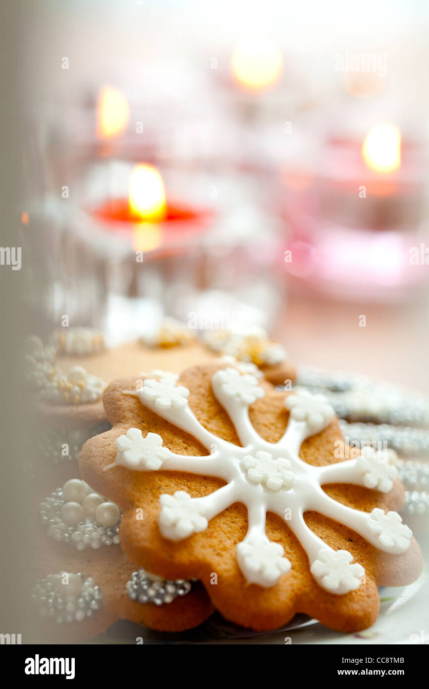 Close-up of delicious decorated Christmas gingerbread cookies avec des bougies Banque D'Images