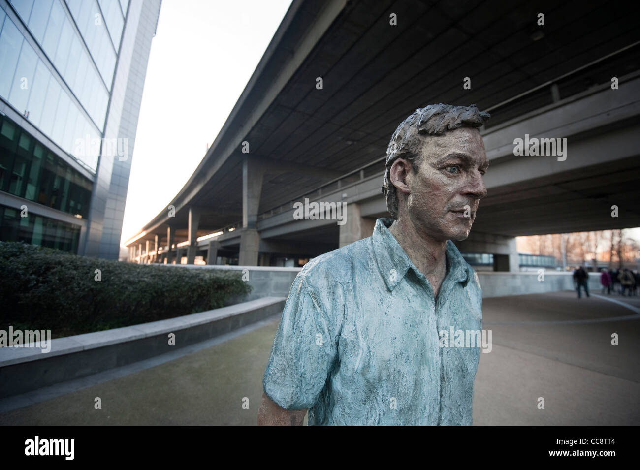 Le Westway fliyover dans l'ouest de Londres avec une sculpture d'un homme marchant dans l'avant-plan sculpteur britannique Sean Henry Walking Man Banque D'Images