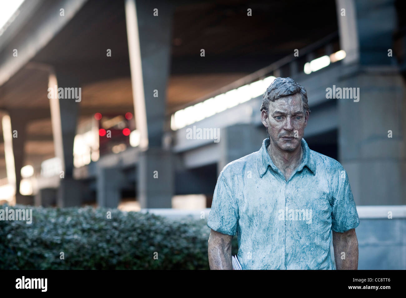 Le Westway fliyover dans l'ouest de Londres avec une sculpture d'un homme marchant dans l'avant-plan sculpteur britannique Sean Henry Walking Man Banque D'Images