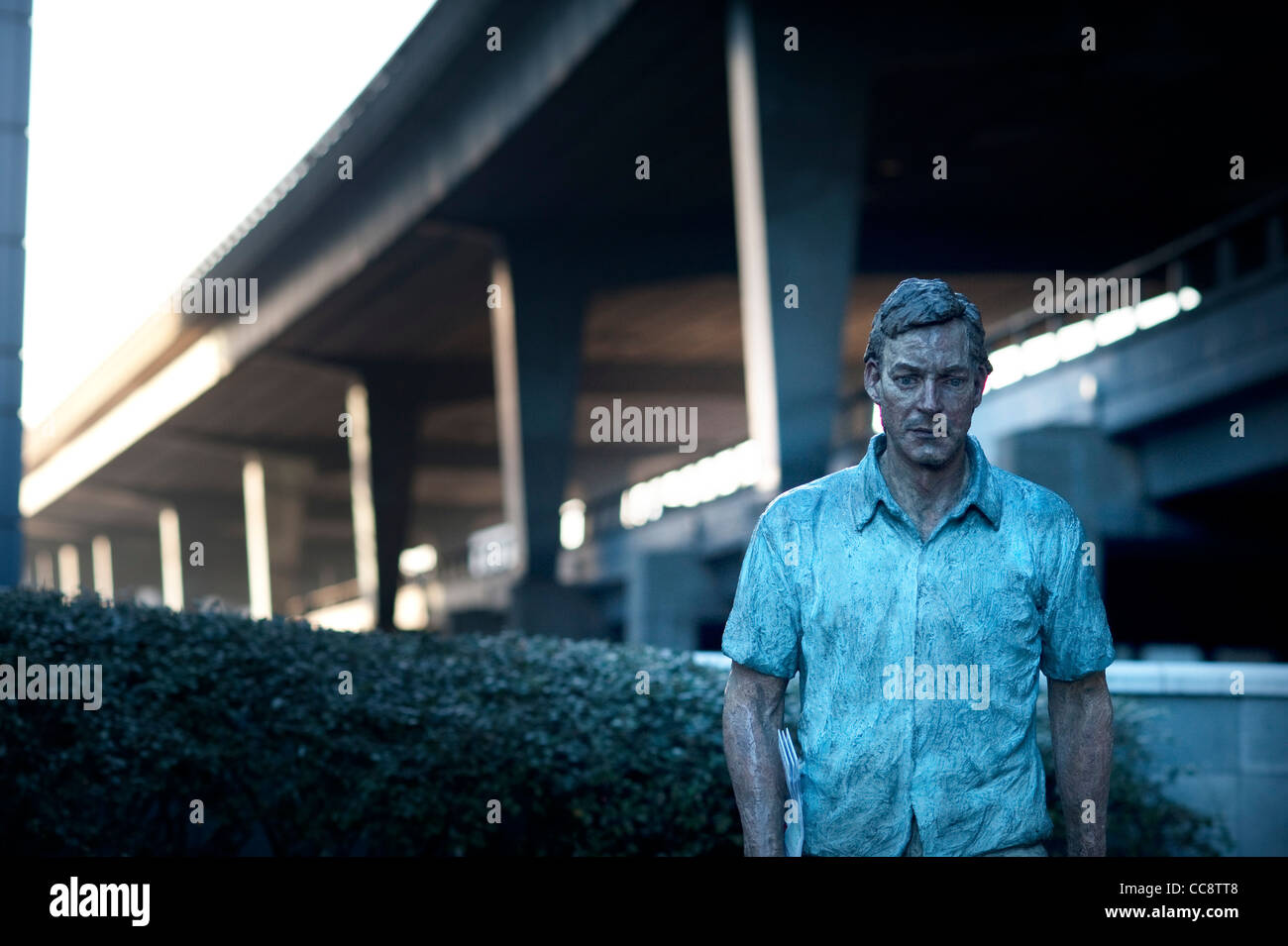 Le Westway fliyover dans l'ouest de Londres avec une sculpture d'un homme marchant dans l'avant-plan sculpteur britannique Sean Henry Walking Man Banque D'Images