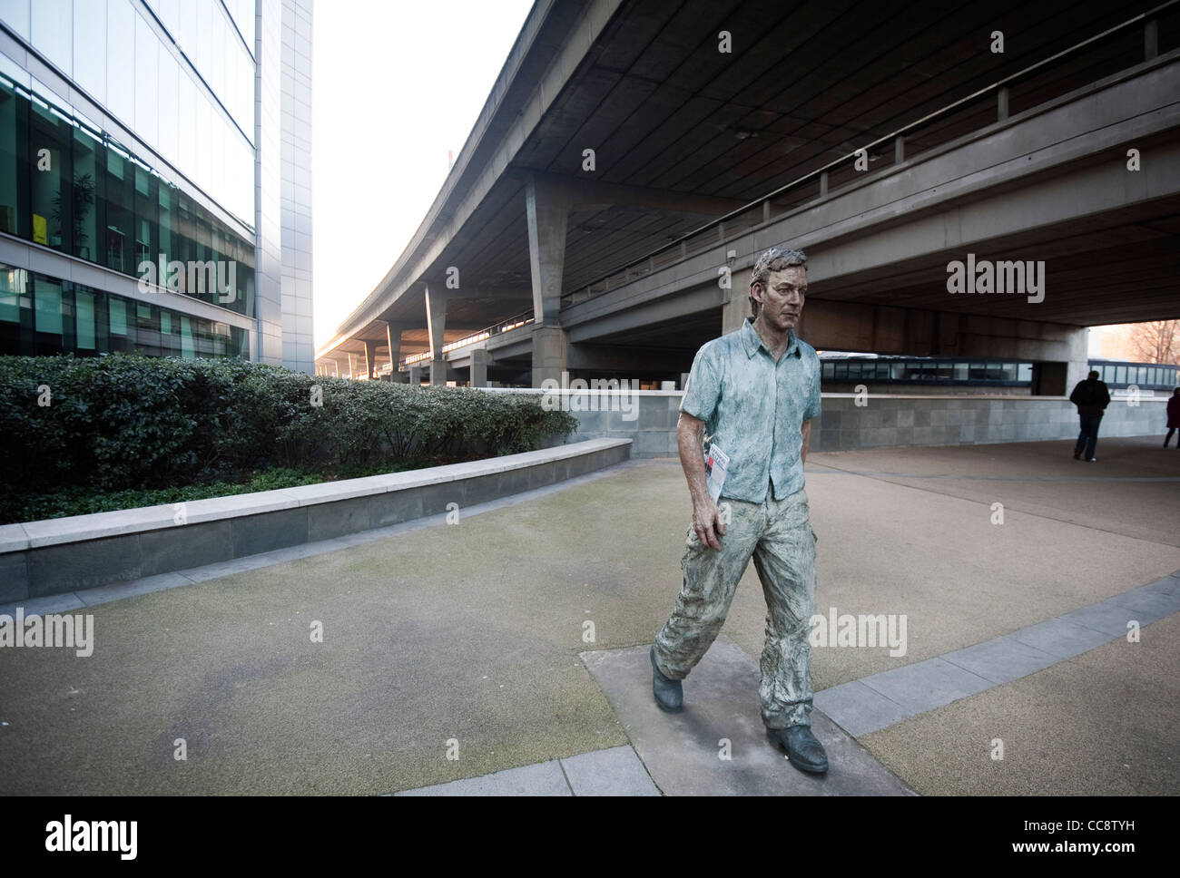 Le Westway fliyover dans l'ouest de Londres avec une sculpture d'un homme marchant dans l'avant-plan sculpteur britannique Sean Henry Walking Man Banque D'Images