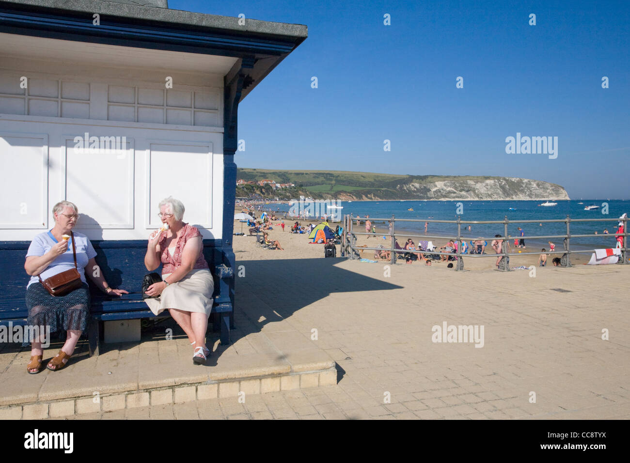 La consommation de crème glacée à la plage de Swanage, Dorset - Octobre 2011 heatwave Banque D'Images