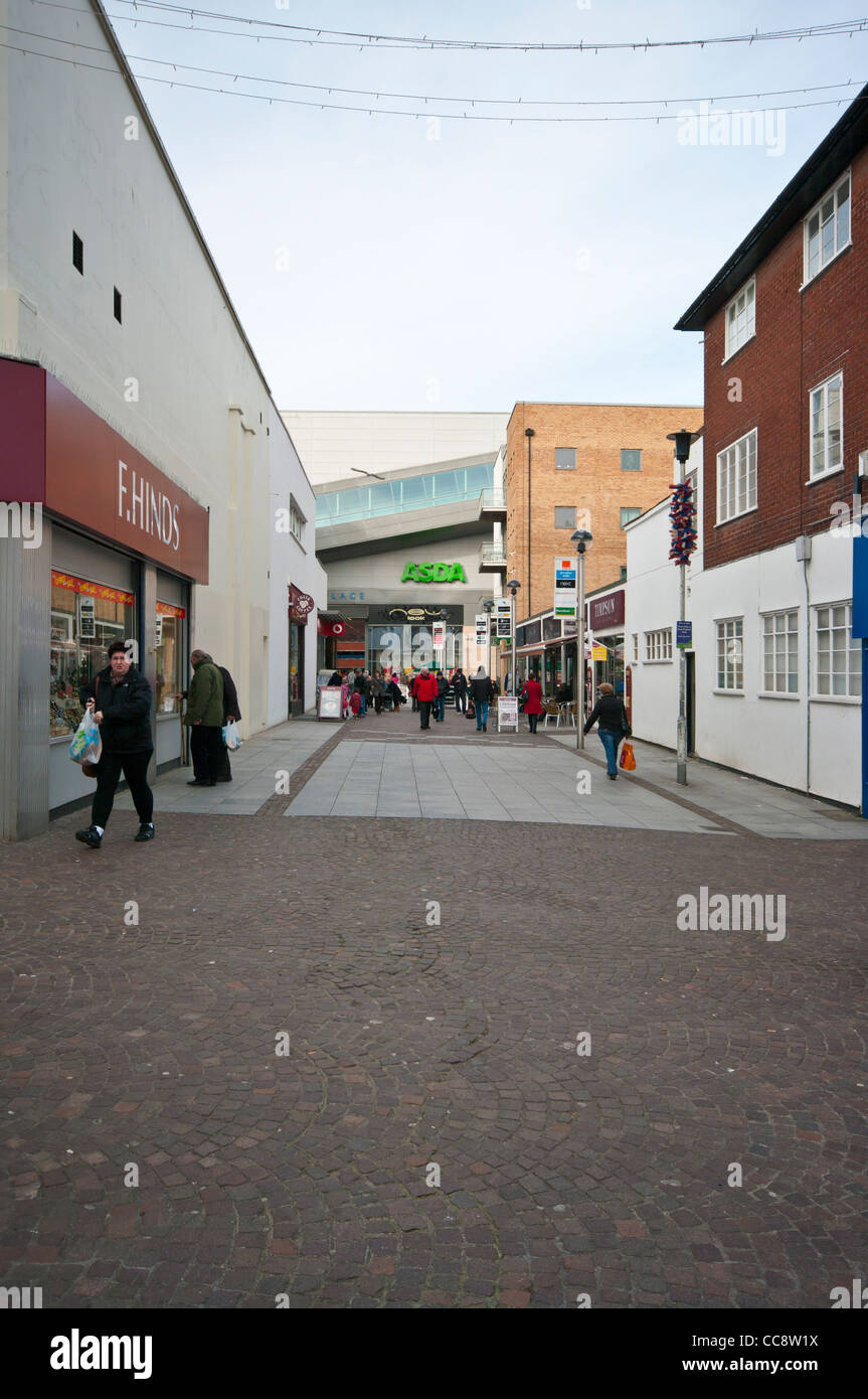 Approche de piétons Bouverie Place Shopping Centre Folkestone Kent UK Cité Banque D'Images