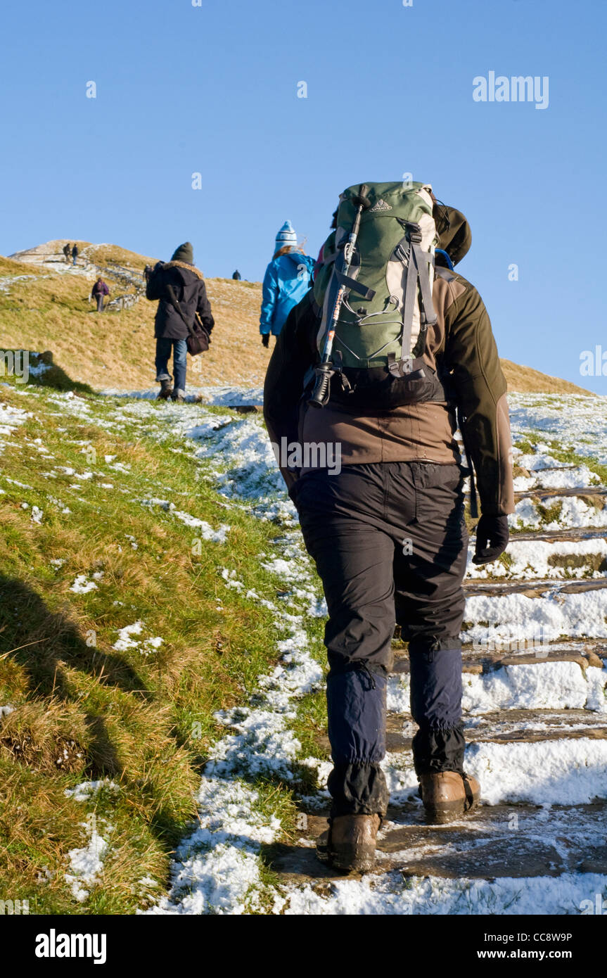 Les randonneurs d'hiver balade en haut de Mam Tor dans le parc national de Peak District, Derbyshire, Angleterre, RU Banque D'Images