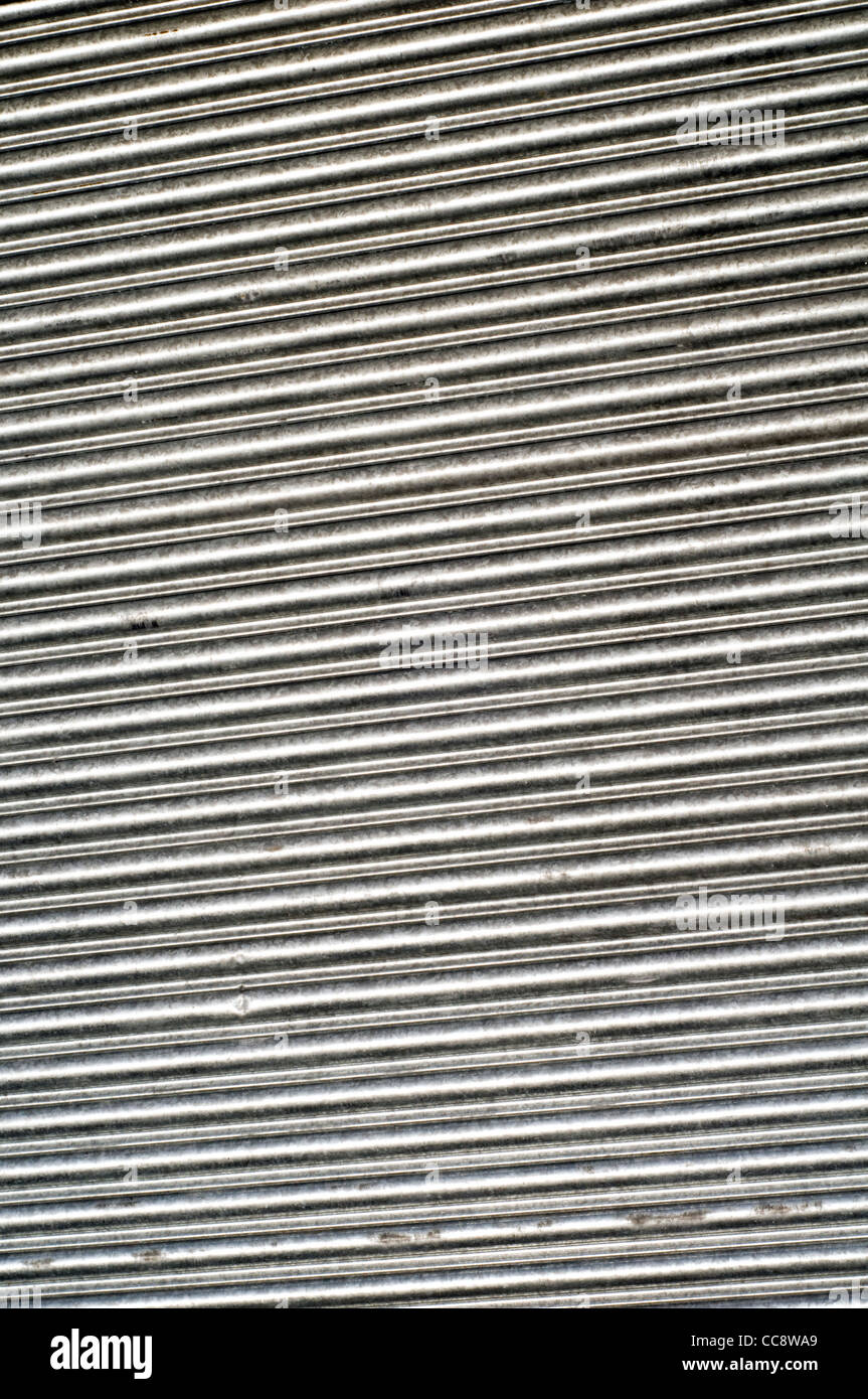 Détail de volets métalliques fermées sur un magasin/au Royaume-Uni soulignant l'impact de la récession et crise économique Banque D'Images