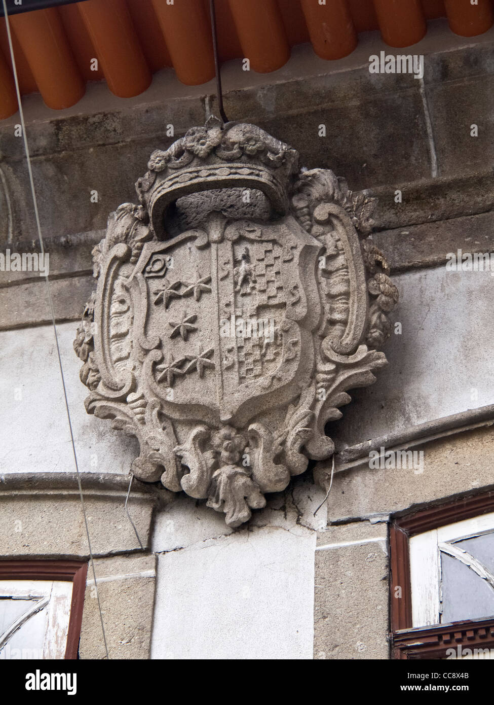 Stone crest sur une maison à Guimaraes, Portugal Banque D'Images