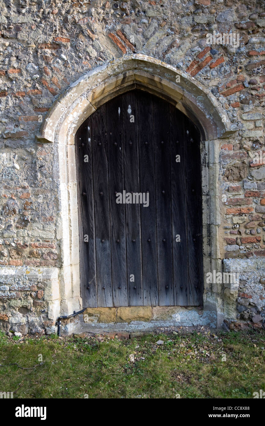 Petite porte en bois mur de l'église d'archway Banque D'Images