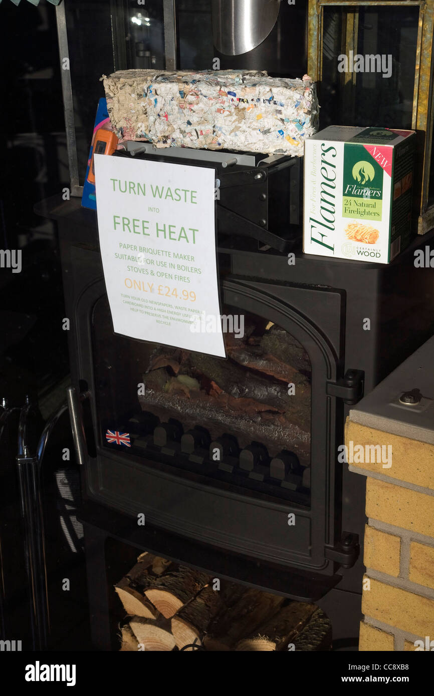 Poêle à bois d'affichage de vitrine mettez les déchets de papier en carburant Banque D'Images