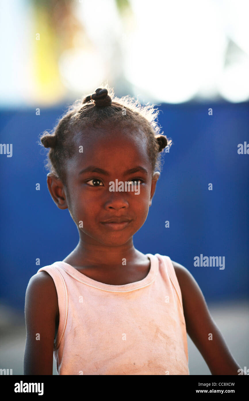Une jeune fille africaine locale malgache de 5 à 8 ans avec une coiffure traditionnelle dans la baie de cratère, Nosy Be, au nord-ouest de Madagascar, l'Afrique Banque D'Images