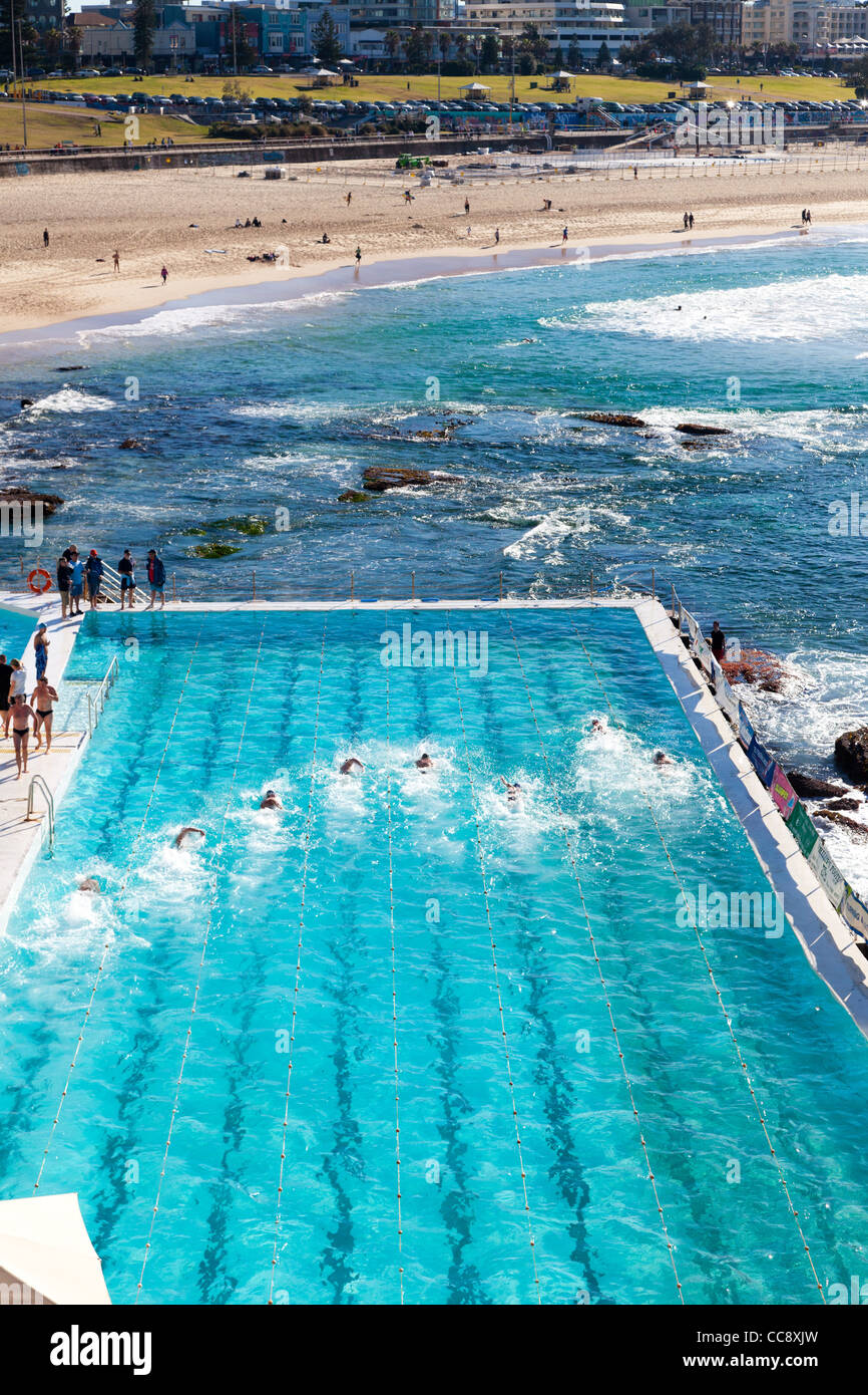 Piscine de Icebergs de Bondi Surf Life Saving à Bondi Beach Sydney avec course de natation Banque D'Images