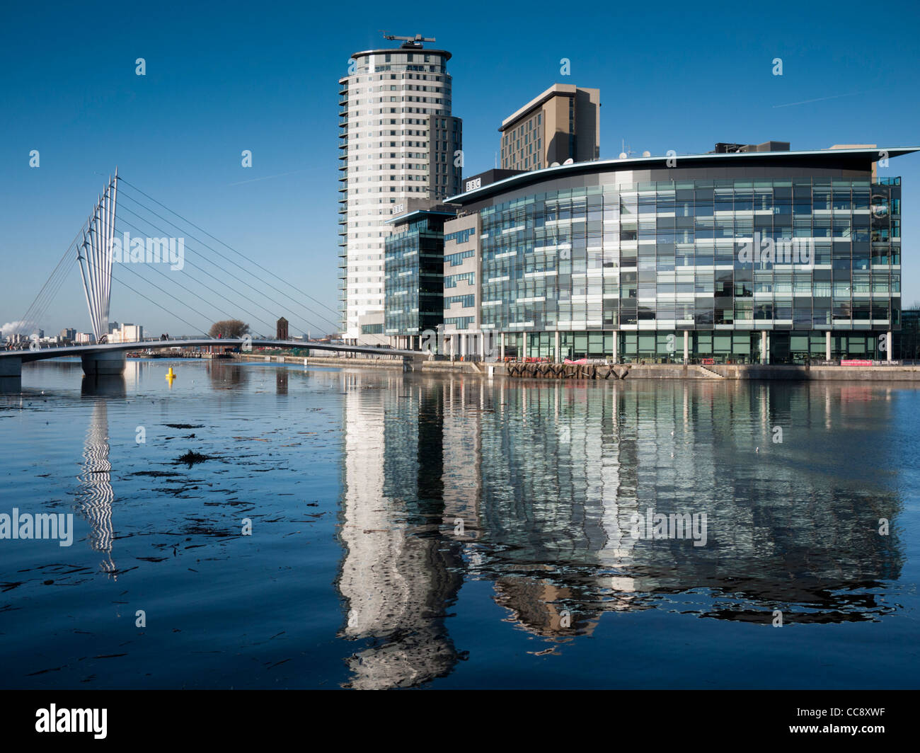 Les bâtiments BBC à Salford Quays Manchester England UK reflètent dans l'eau sur un jour d'hiver ensoleillé Banque D'Images